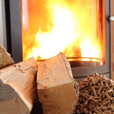 Comparatif : Bois de chauffage vs. Granulés de bois, lequel choisir ?